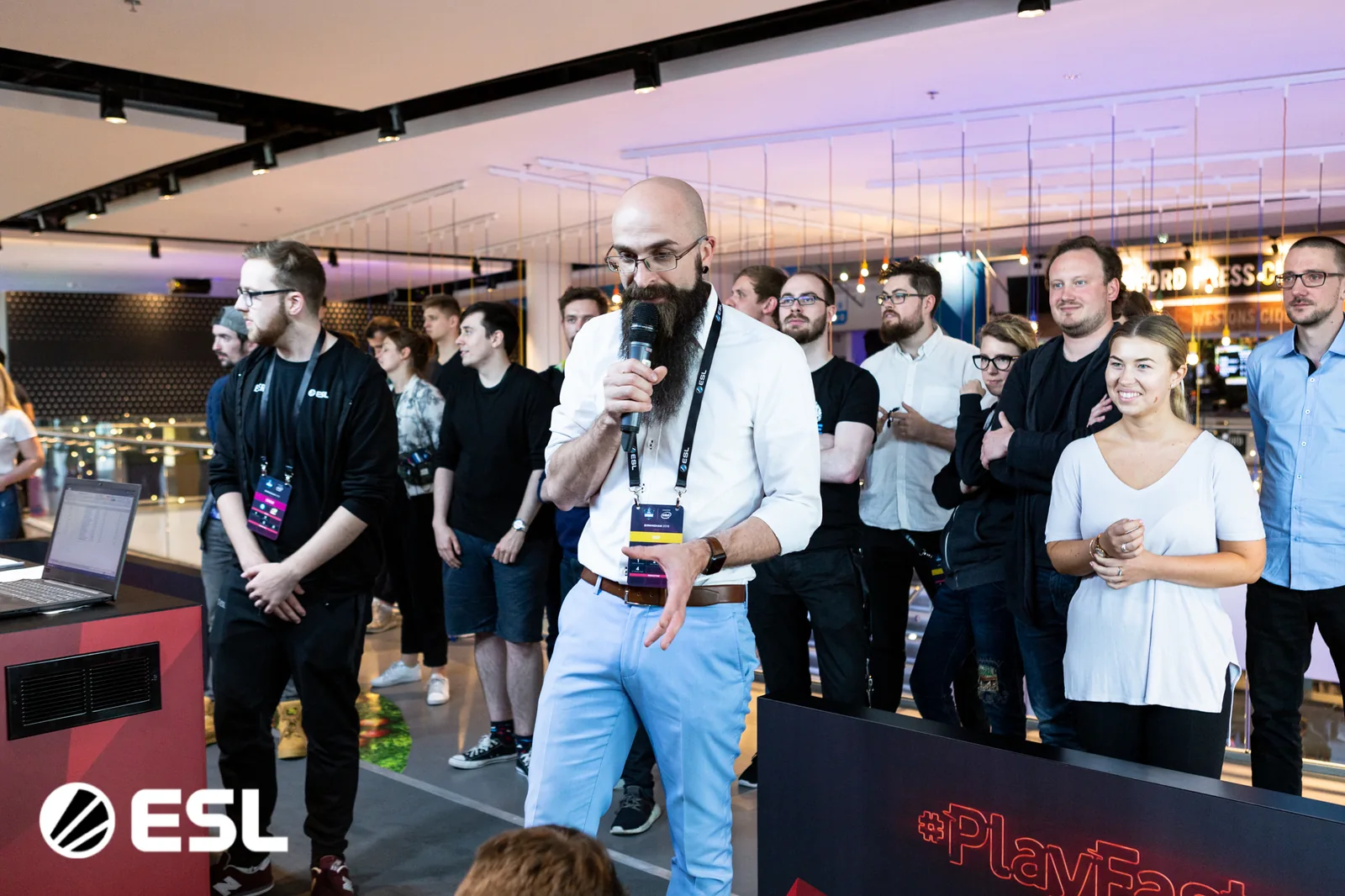 Marius moderiert mit Mikrofon vor dem Publikum bei ESL One Birmingham