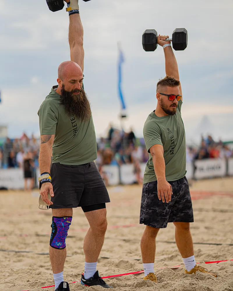 Functional Fitness Wettkampf mit Kurzhanteln am Strand