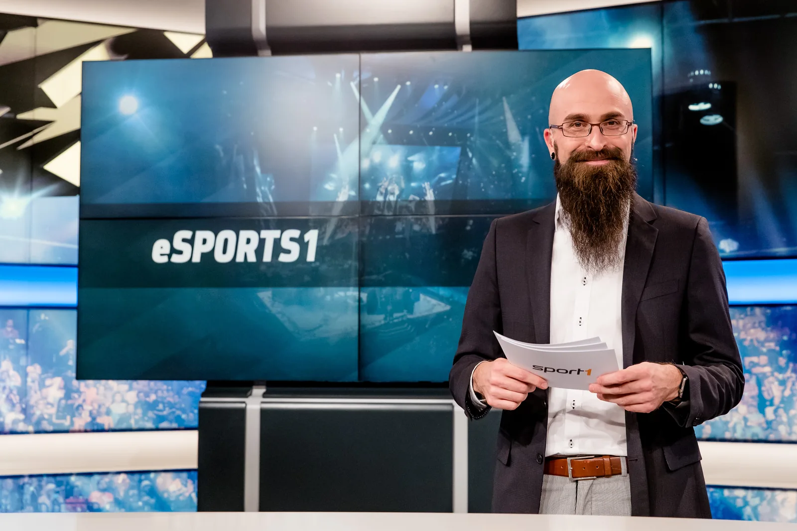 Marius mit SPORT1 Moderationskarten im eSPORTS1 Studio
